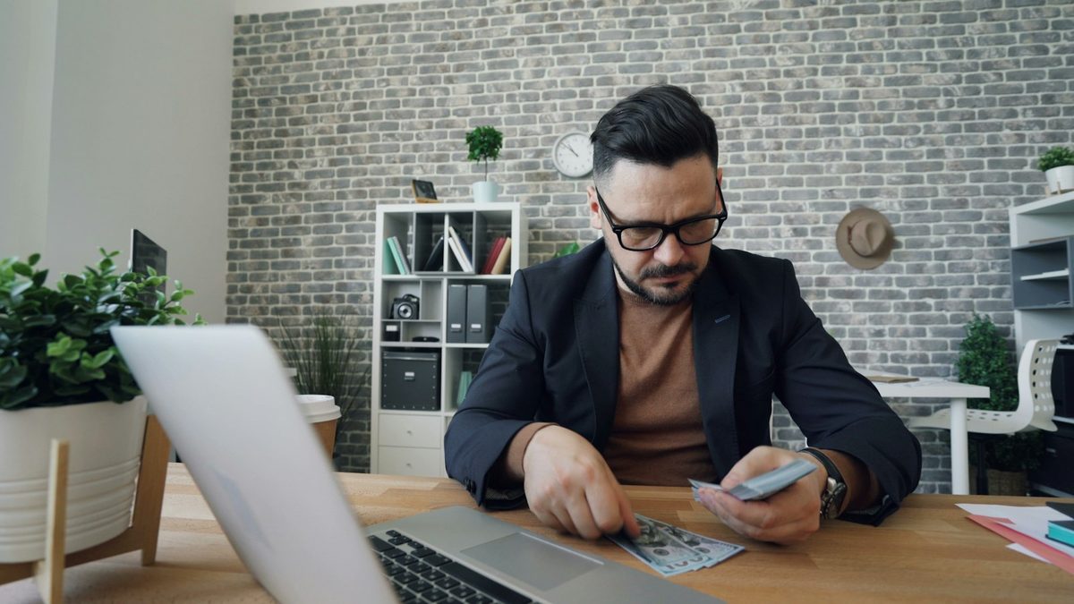 Entrepreneur passant ses reçus en revue à son bureau