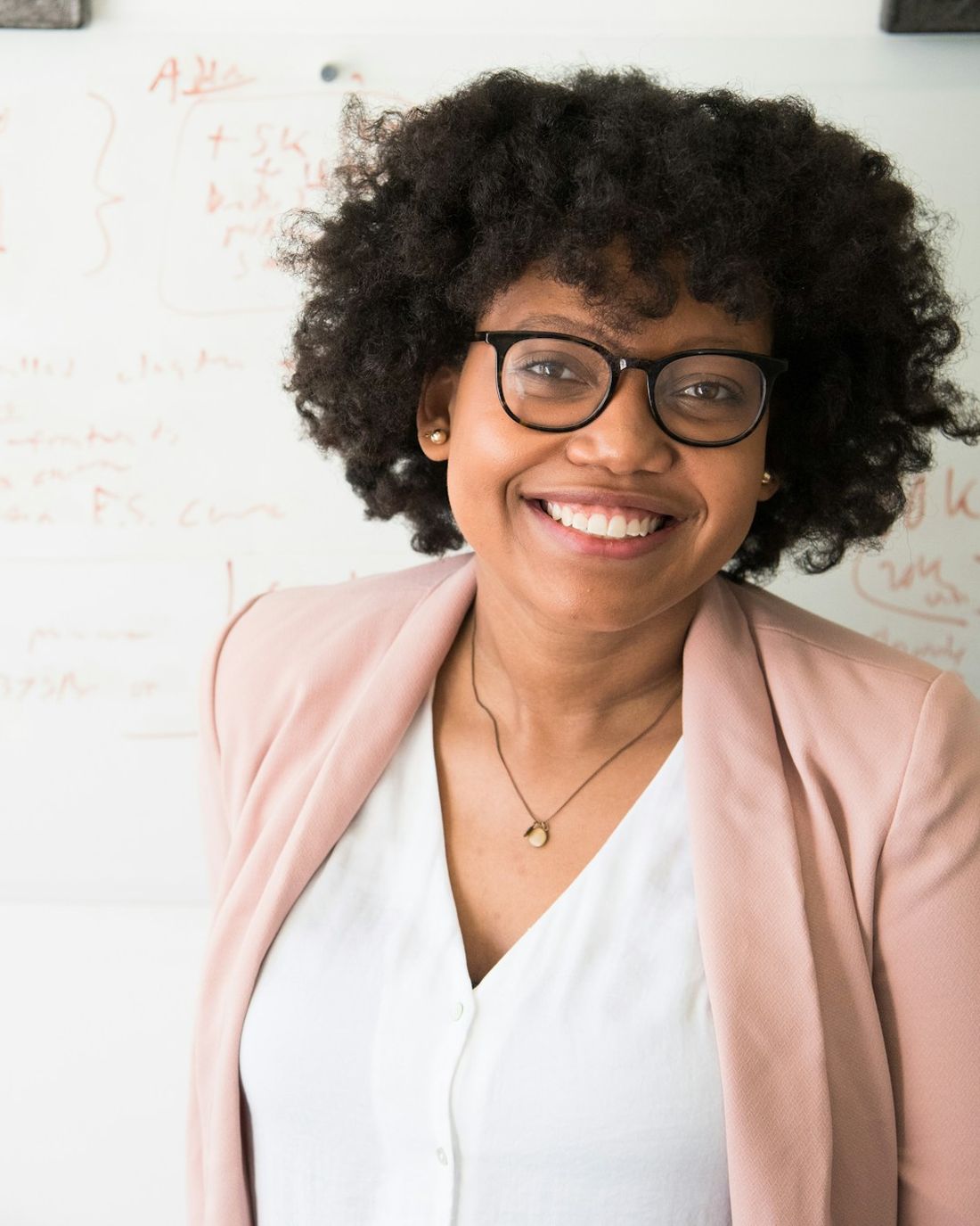 Conseillère souriante en veston rose